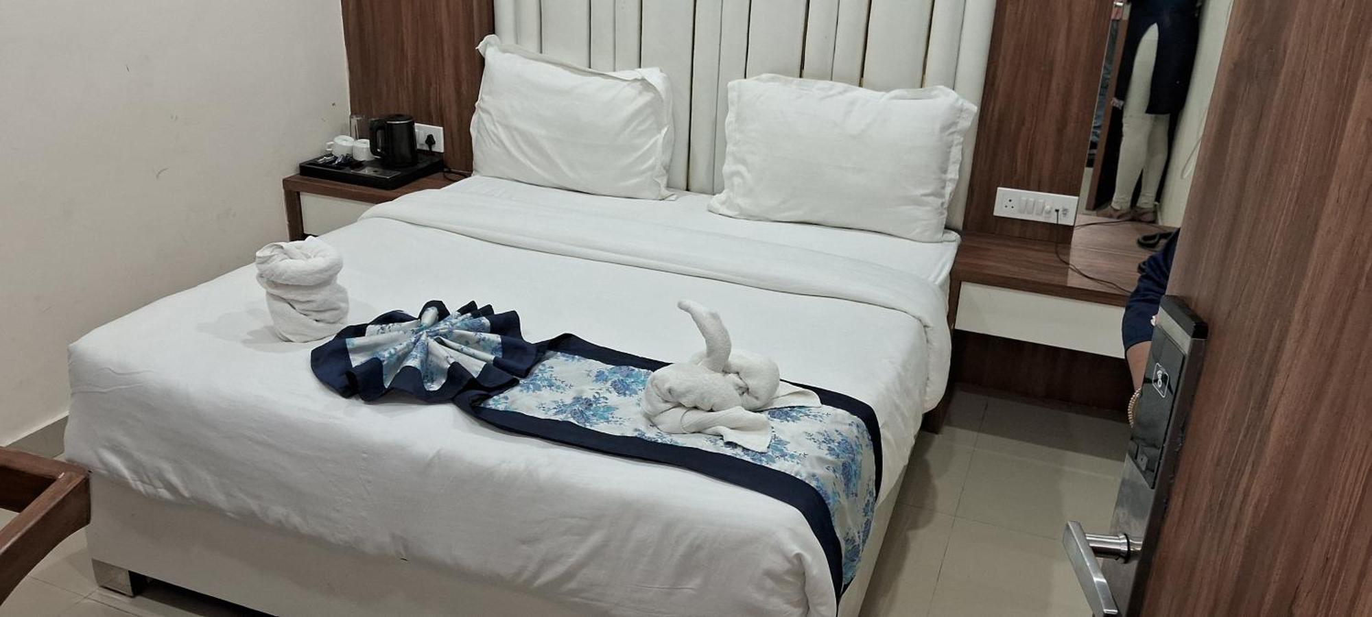Hotel Shree Radha Krishna فاراناسي المظهر الخارجي الصورة