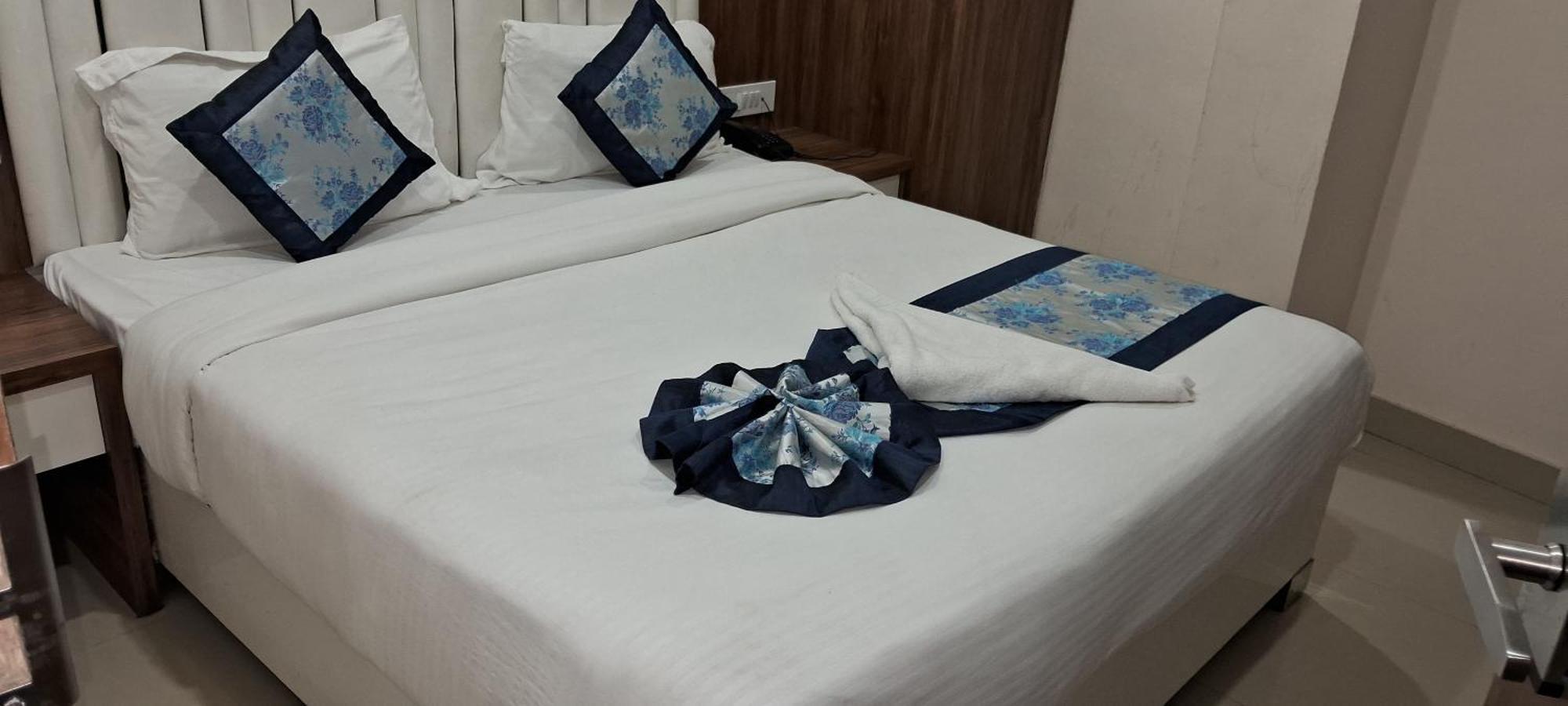 Hotel Shree Radha Krishna فاراناسي المظهر الخارجي الصورة