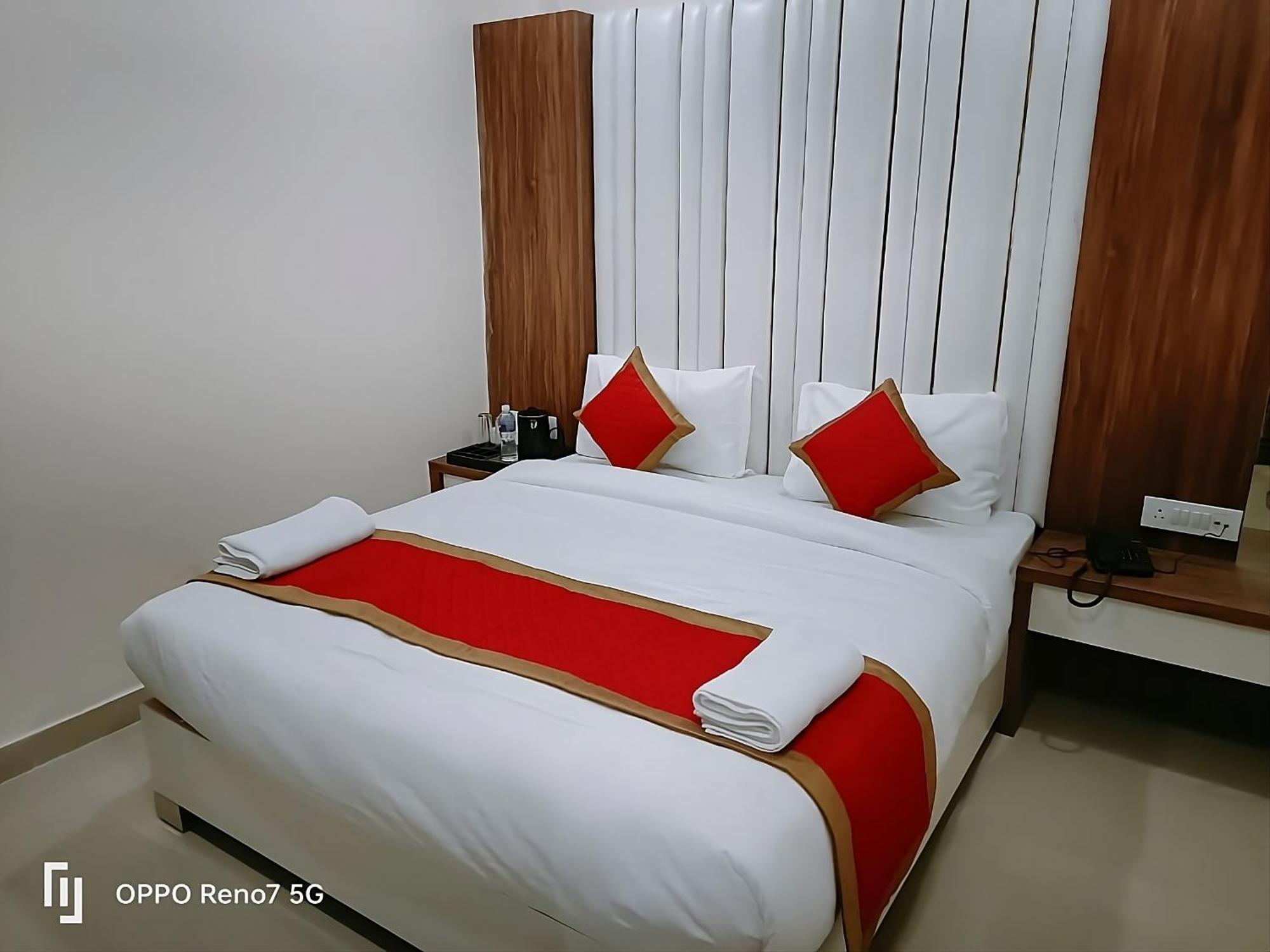 Hotel Shree Radha Krishna فاراناسي المظهر الخارجي الصورة