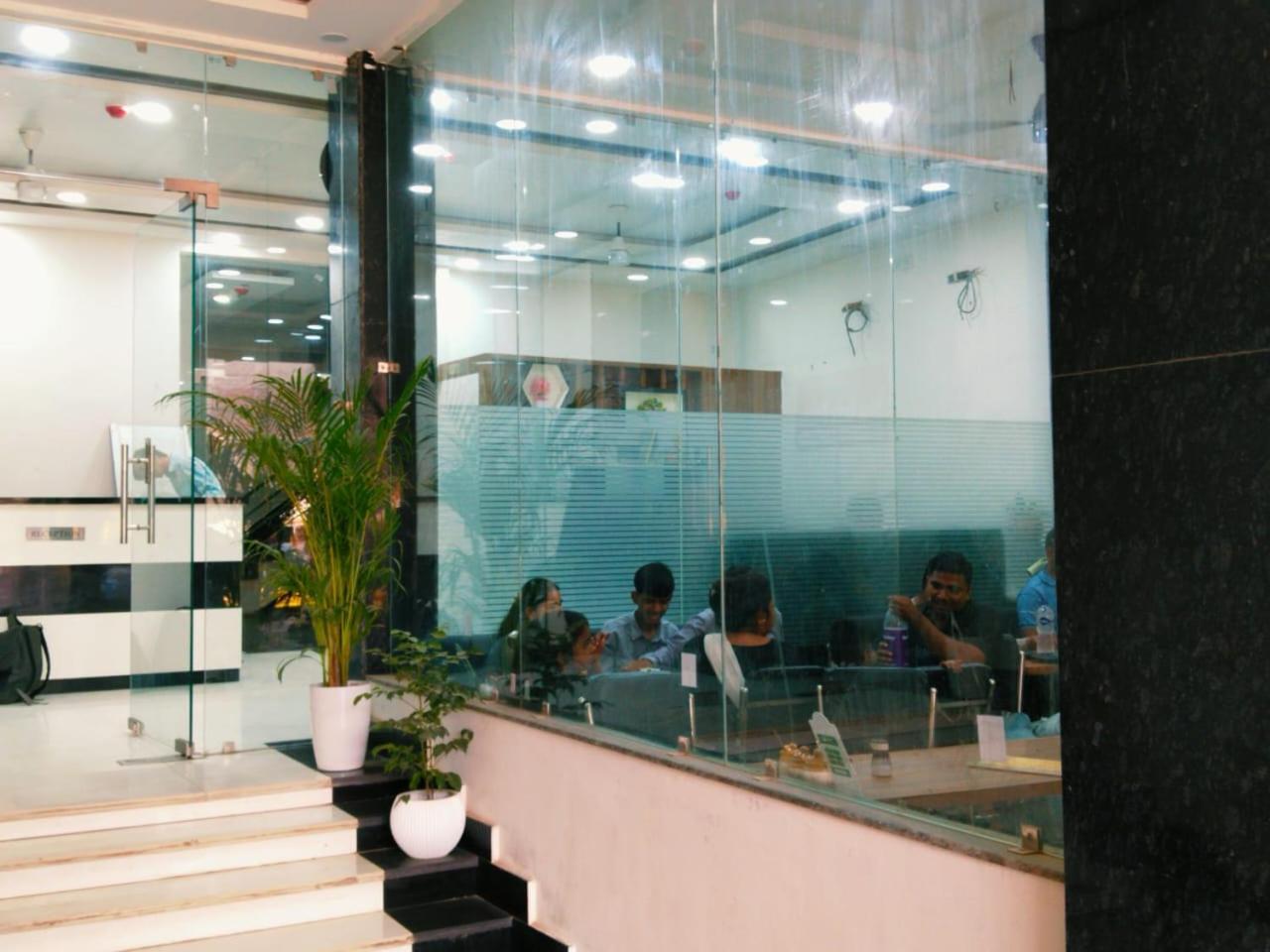 Hotel Shree Radha Krishna فاراناسي المظهر الخارجي الصورة