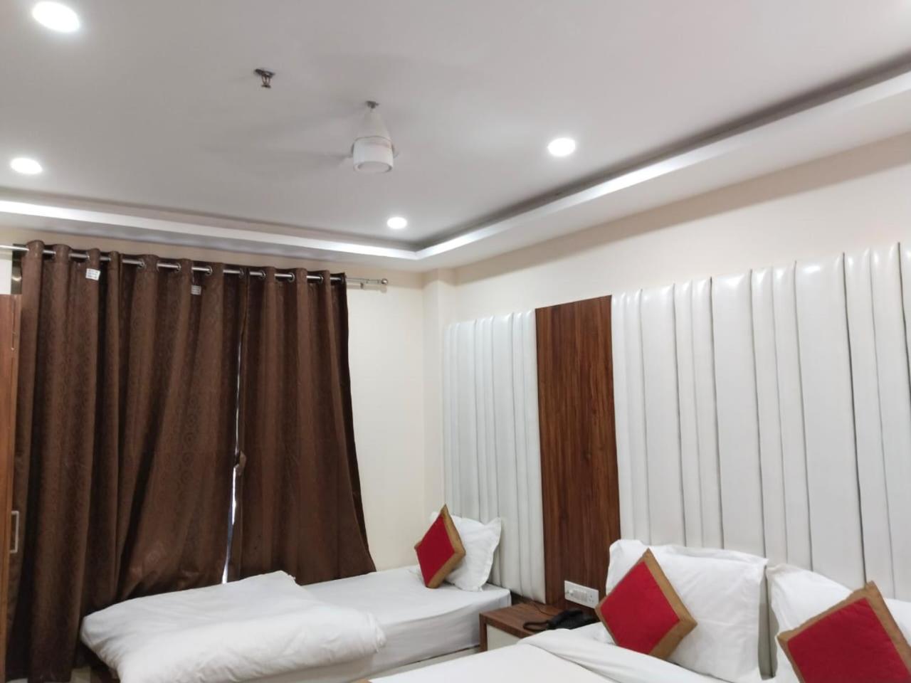 Hotel Shree Radha Krishna فاراناسي المظهر الخارجي الصورة