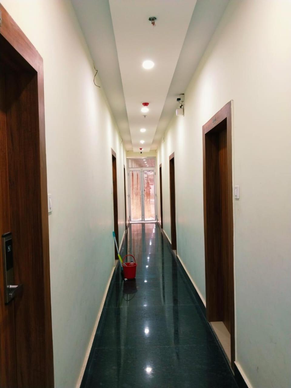 Hotel Shree Radha Krishna فاراناسي المظهر الخارجي الصورة