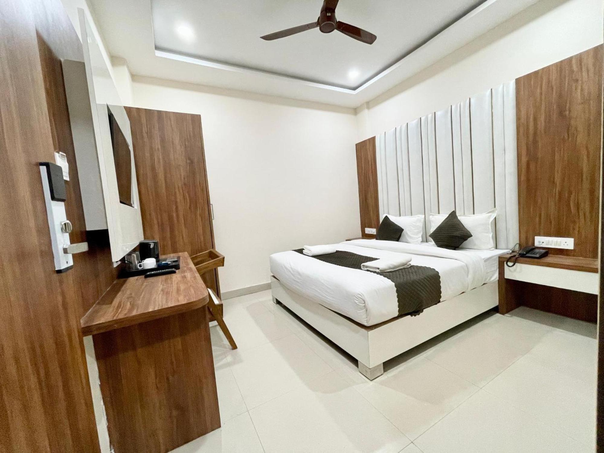 Hotel Shree Radha Krishna فاراناسي المظهر الخارجي الصورة