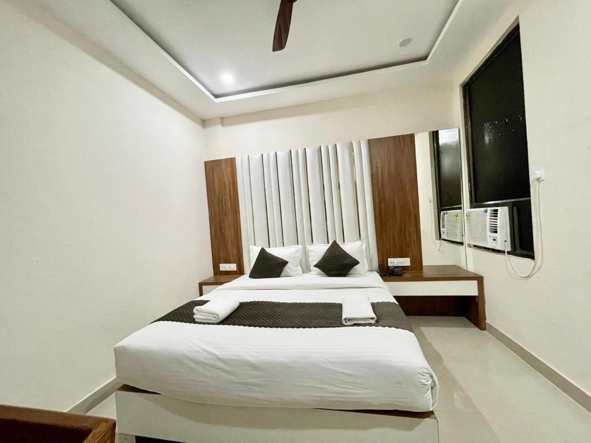Hotel Shree Radha Krishna فاراناسي المظهر الخارجي الصورة