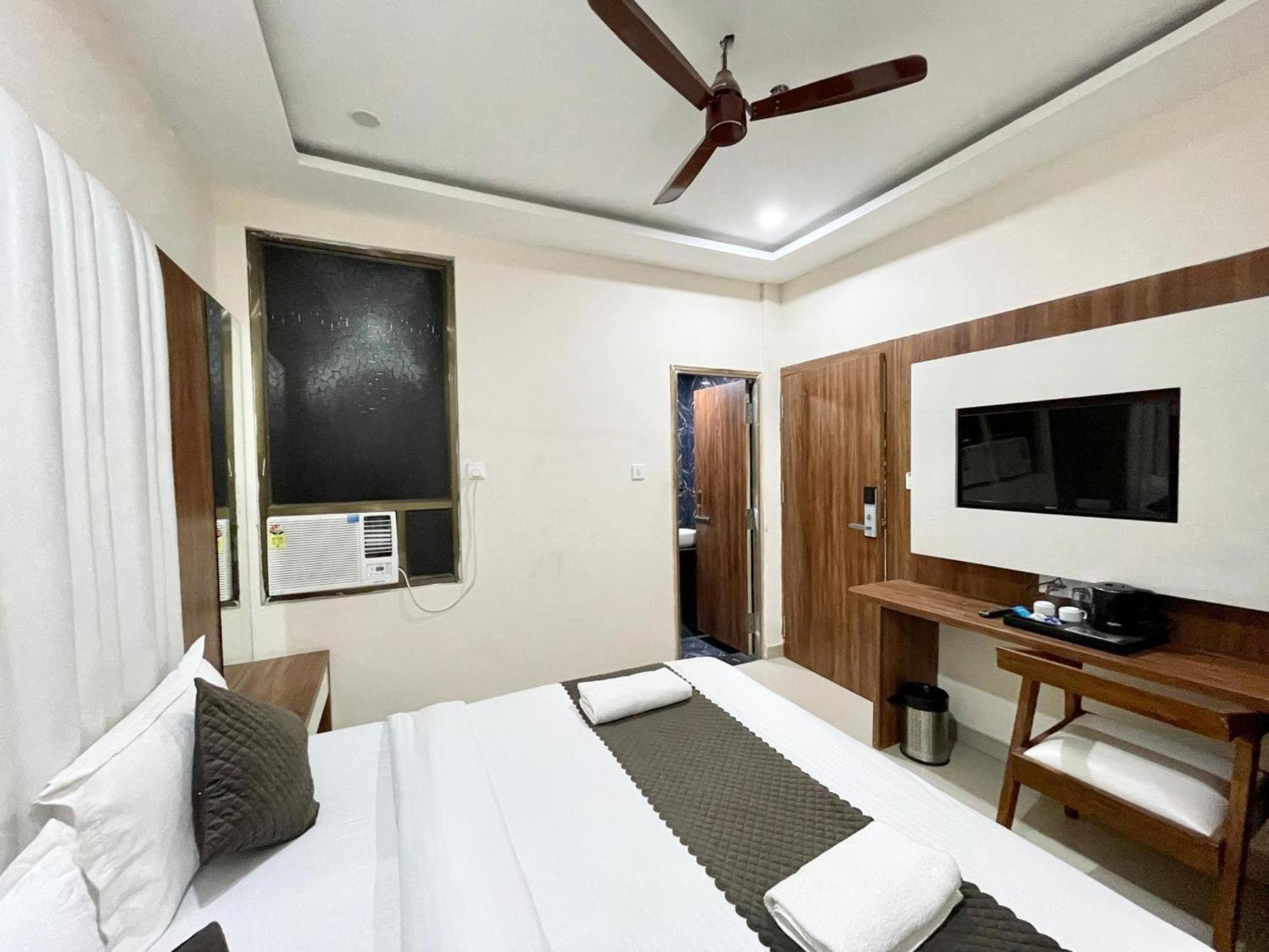 Hotel Shree Radha Krishna فاراناسي المظهر الخارجي الصورة
