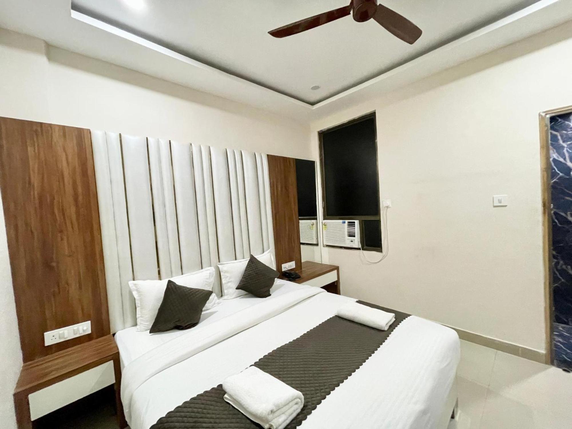 Hotel Shree Radha Krishna فاراناسي المظهر الخارجي الصورة
